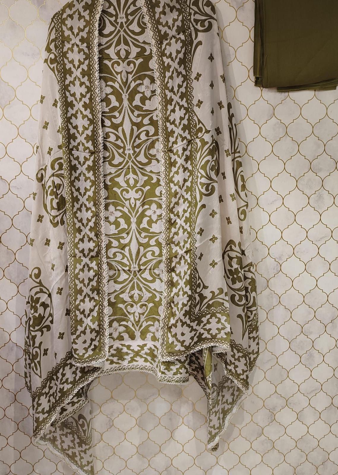 top: pure crepe with prints cut dana and sequence detailing and sisoski (4 colors) top: pure crepe with prints cut dana and sequence detailing and sisoski (4 colors)