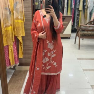 pure chinon fabric with nalki detailing on neck and also cut dana work