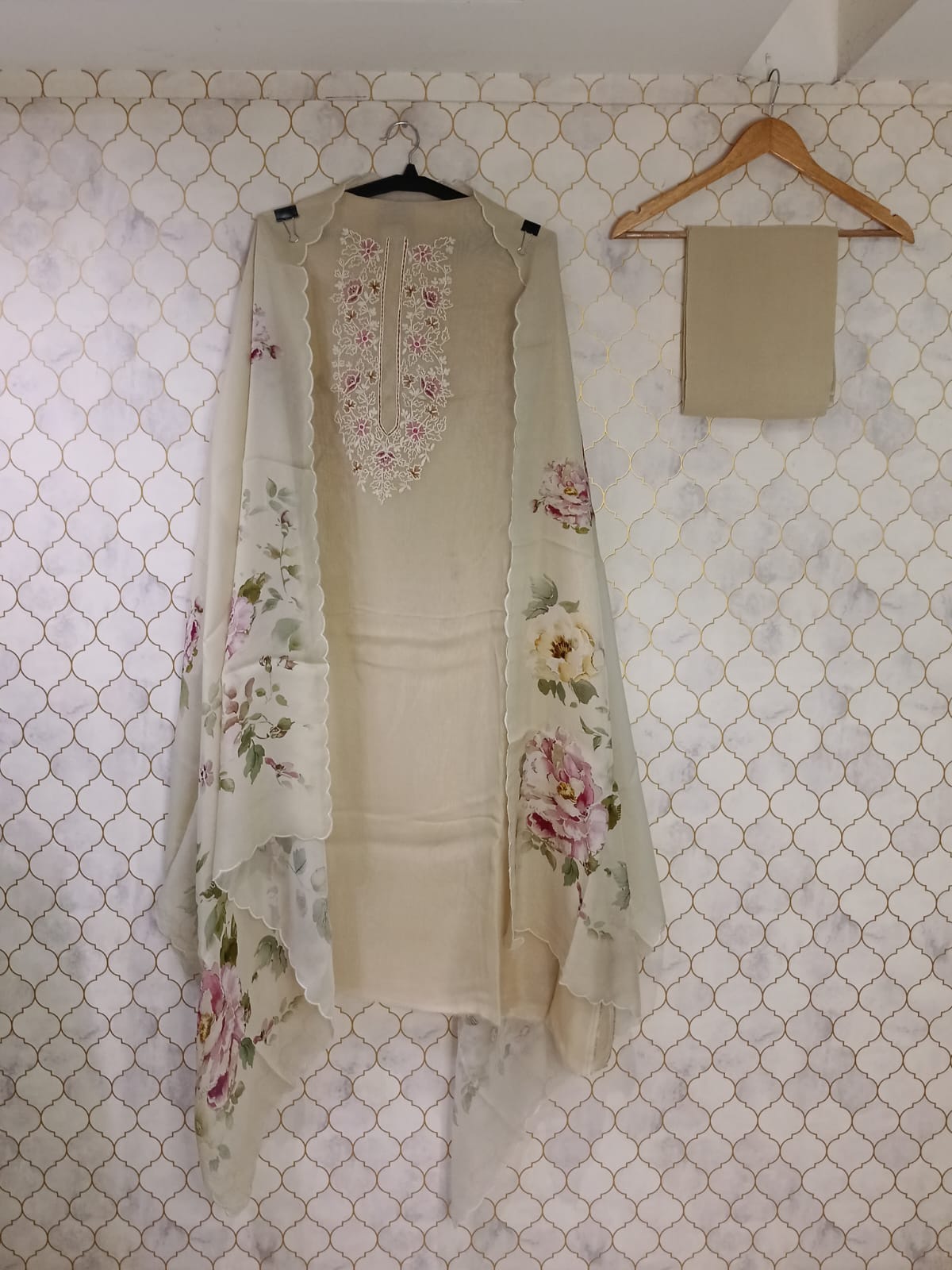 pure tissue georgette with thread work on neck line pure tissue georgette with thread work on neck line