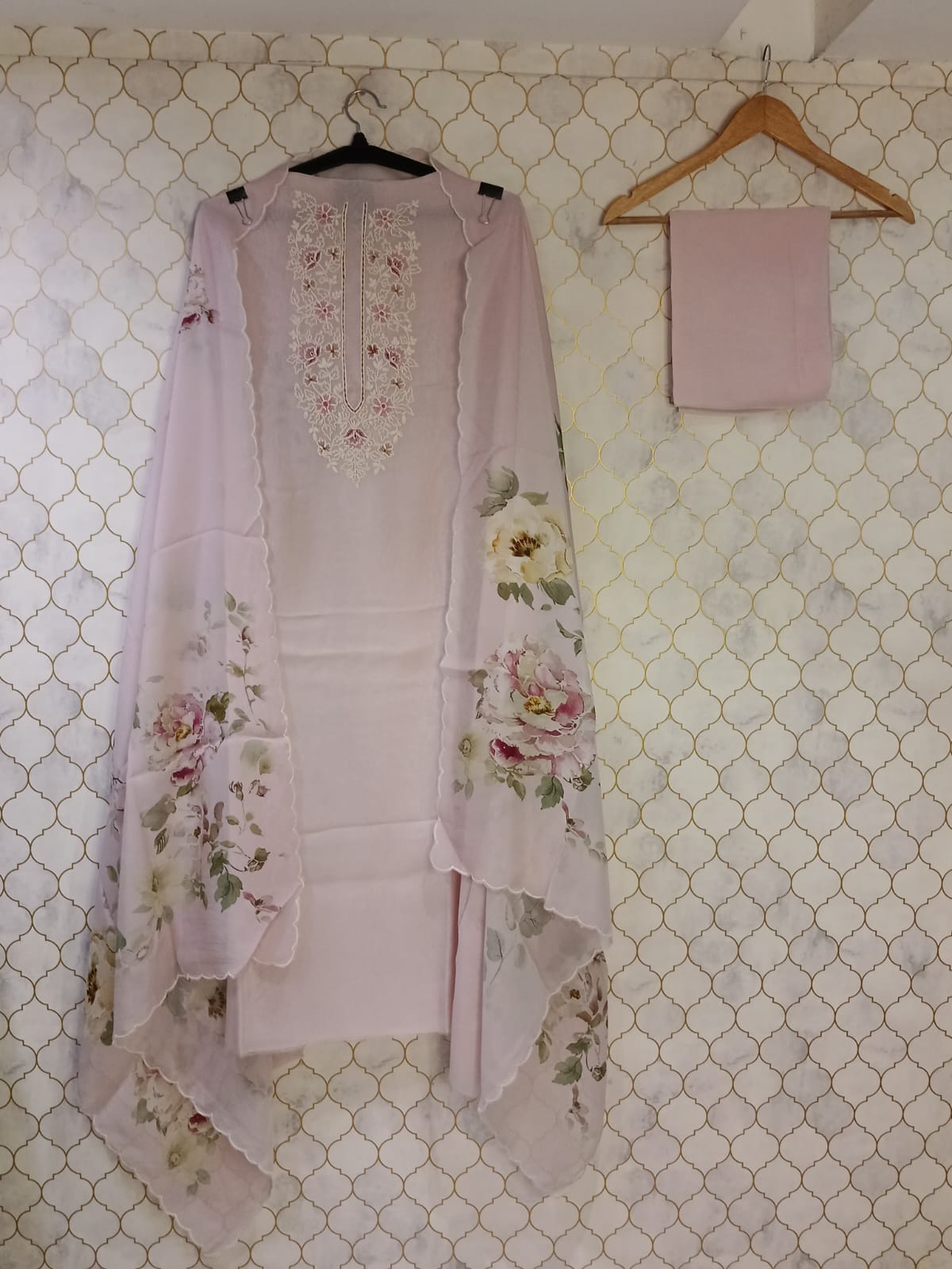 pure tissue georgette with thread work on neck line pure tissue georgette with thread work on neck line