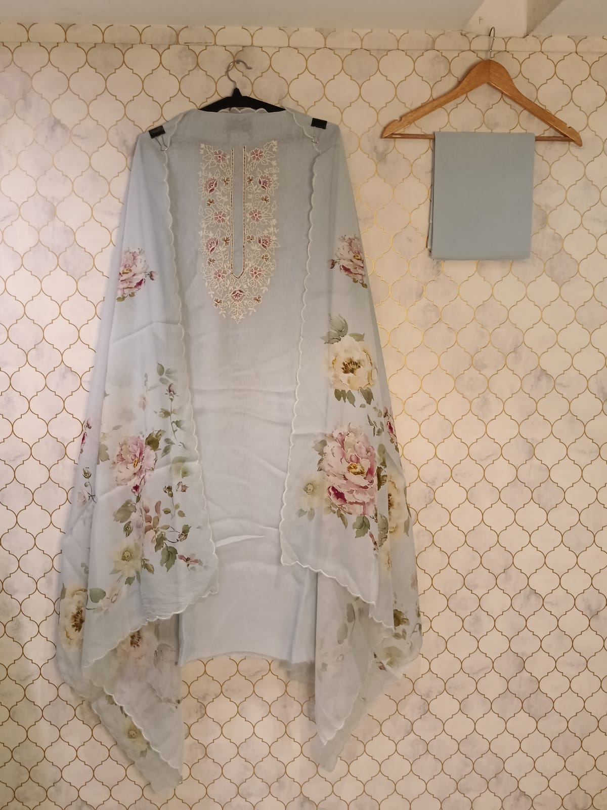 pure tissue georgette with thread work on neck line pure tissue georgette with thread work on neck line