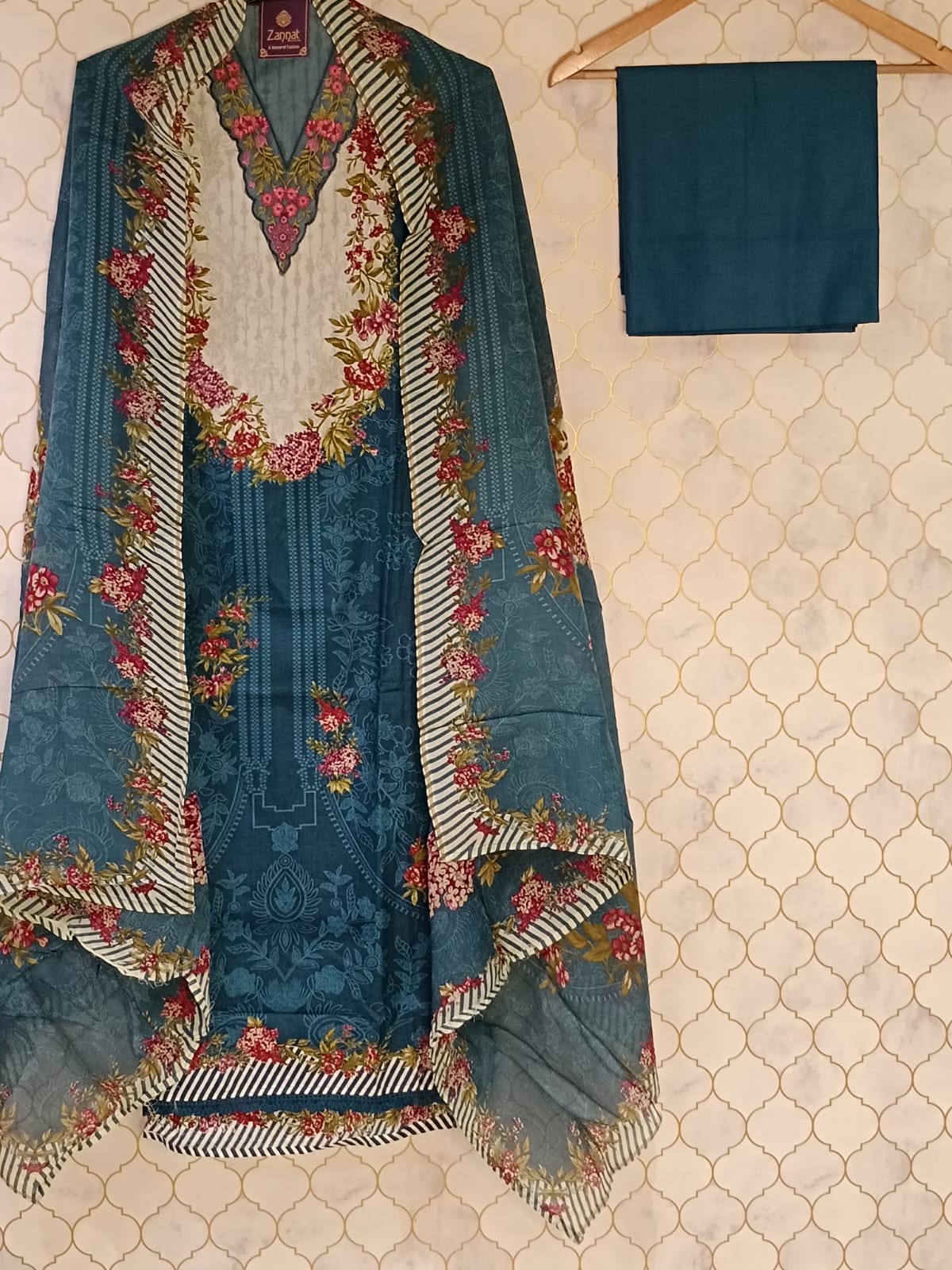 u1045 pure cotton printed pakistani pattern thread work on neckline lace given on hemline u1045 pure cotton printed pakistani pattern thread work on neckline lace given on hemline