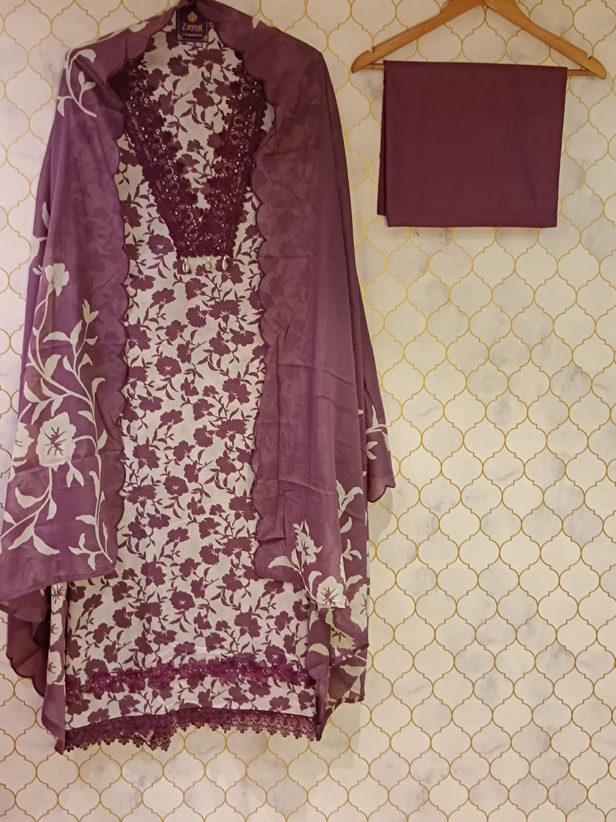 u1046 pure cotton printed lace detailing on neckline also lace given on hemline u1046 pure cotton printed lace detailing on neckline also lace given on hemline