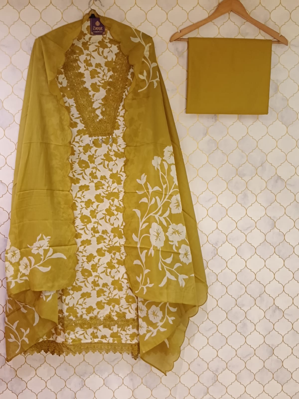u1046 pure cotton printed lace detailing on neckline also lace given on hemline u1046 pure cotton printed lace detailing on neckline also lace given on hemline