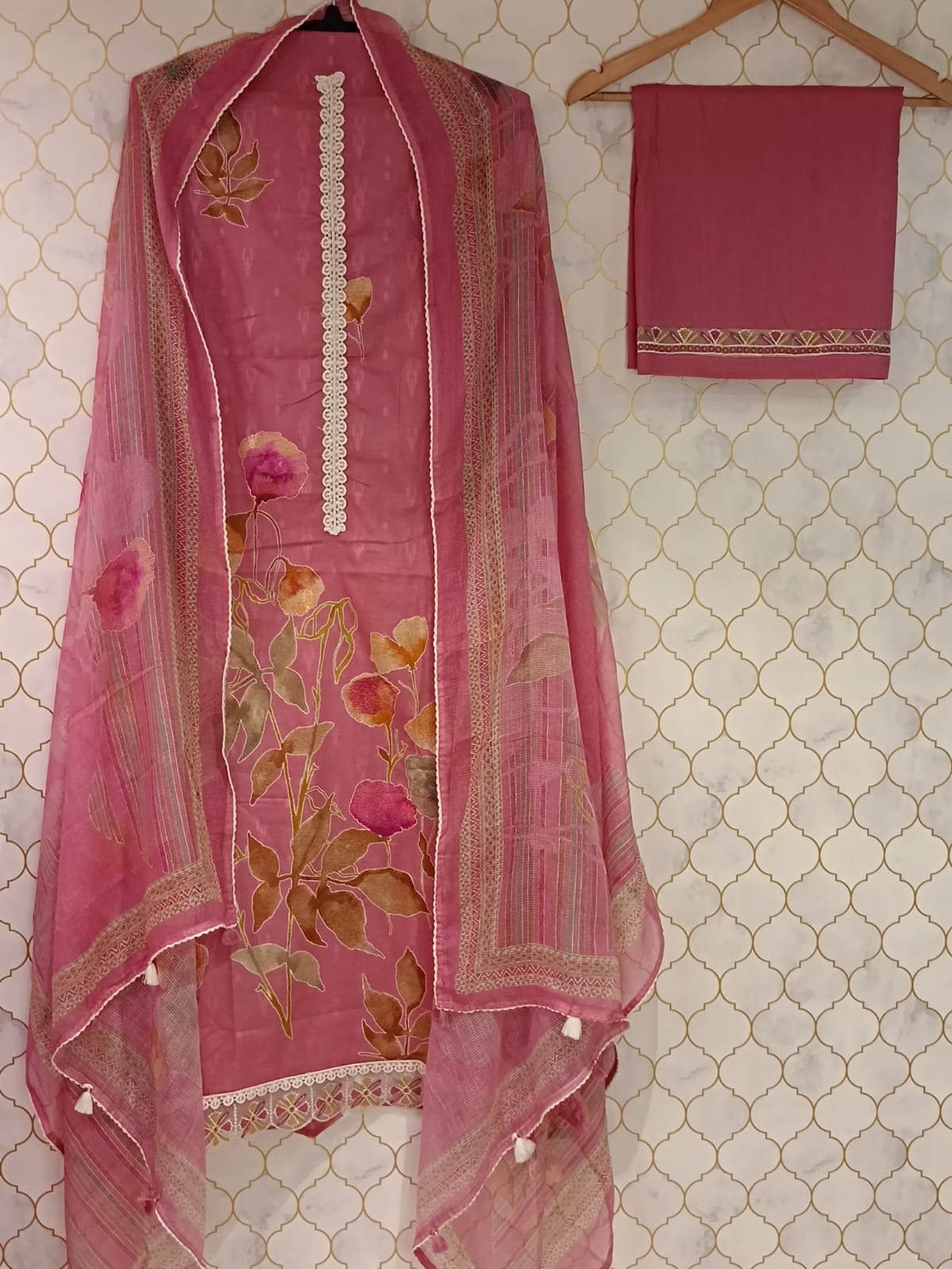 u1050 pure glass cotton with digital printed lace given on neckline and hemline u1050 pure glass cotton with digital printed lace given on neckline and hemline