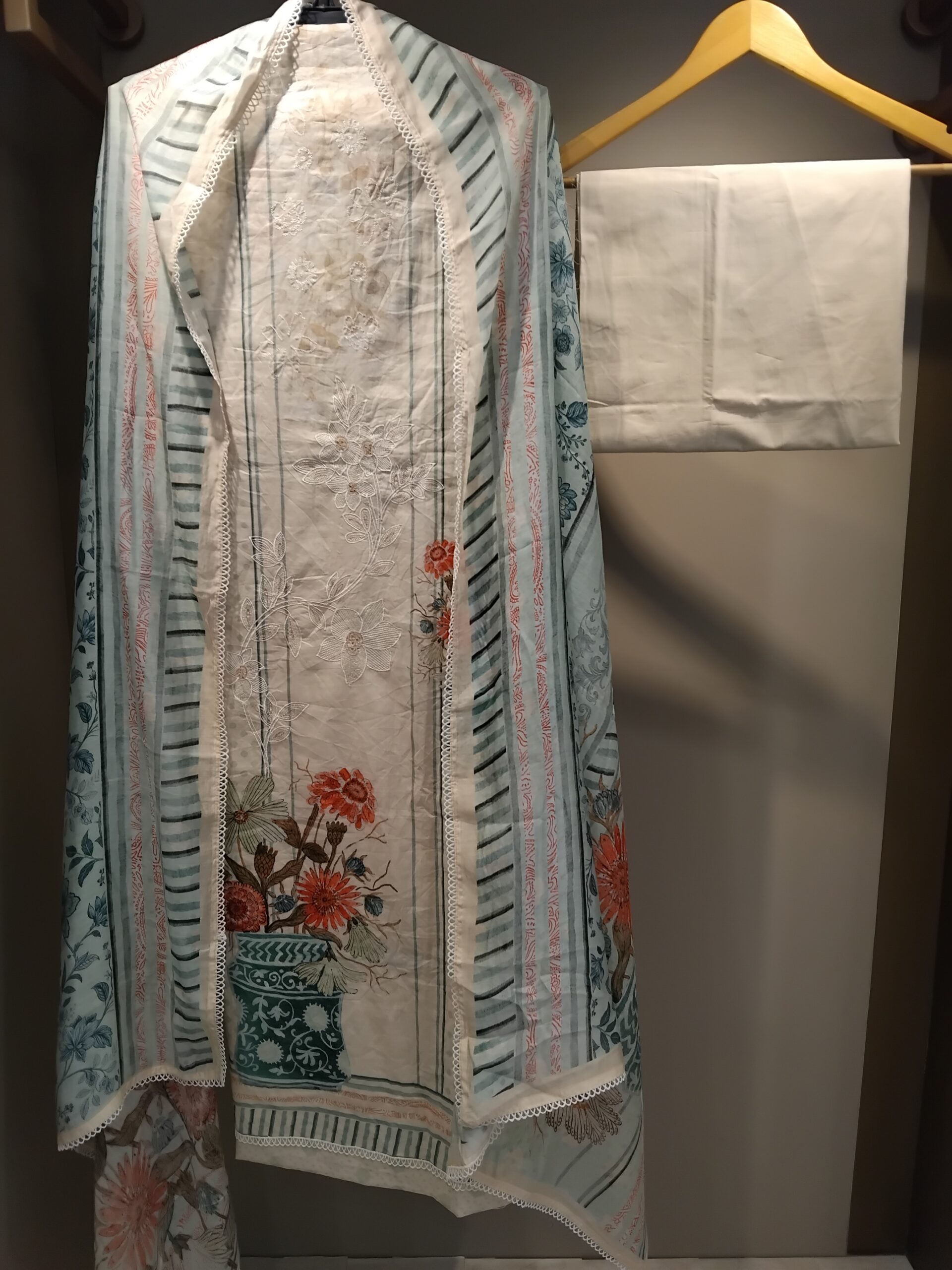 U1109-Pure Cotton with Thread Work block Prints Lace Given on Hemline - Image 2