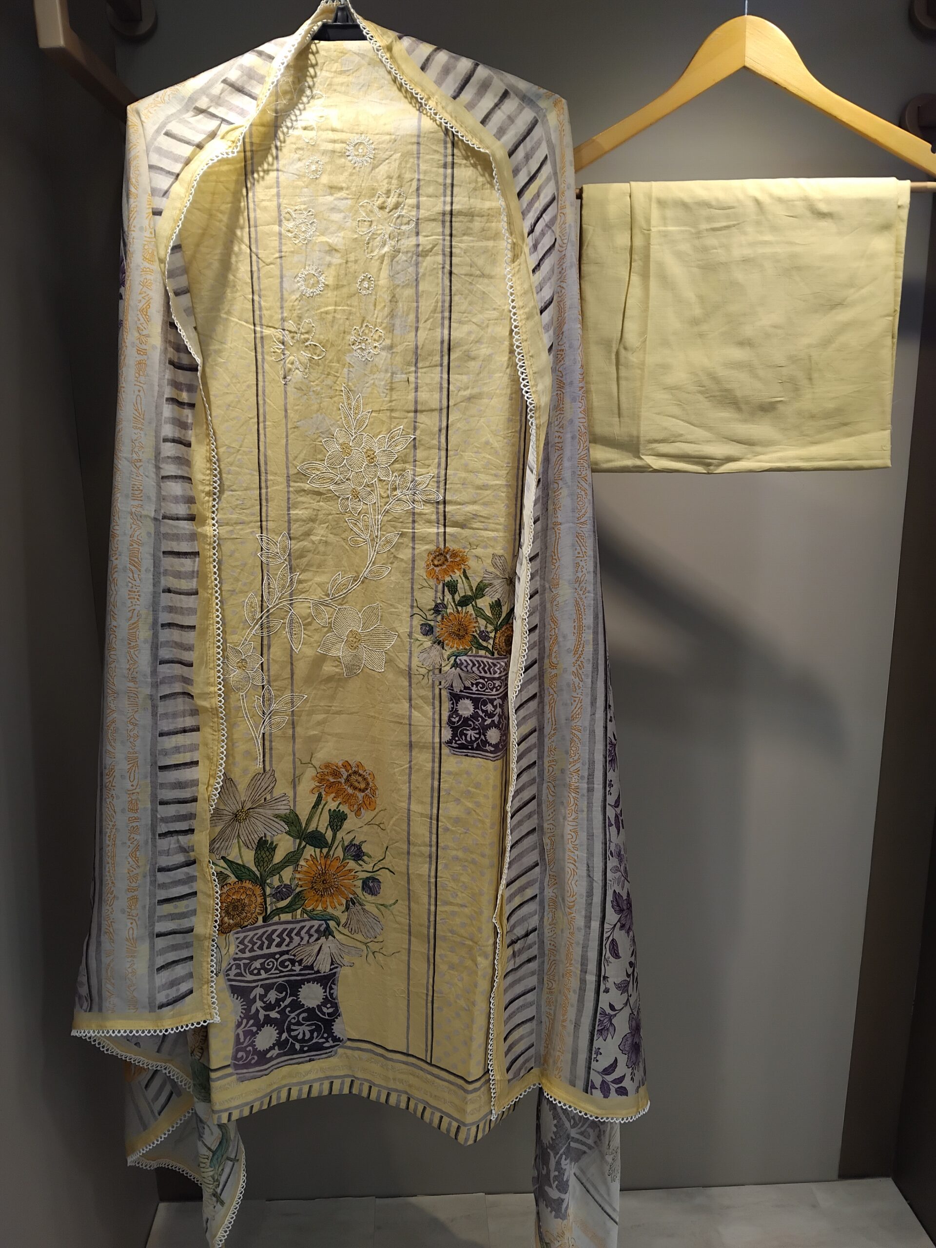 U1109-Pure Cotton with Thread Work block Prints Lace Given on Hemline