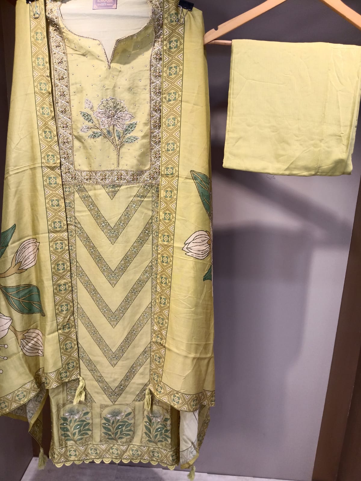 u1137 pure cotton muslin printed with cutdana sequence work zari detailing on neckline u1137 pure cotton muslin printed with cutdana sequence work zari detailing on neckline